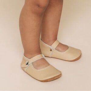 Mon petit shoes the Mary Jane in oat- size 4 (9-12m)